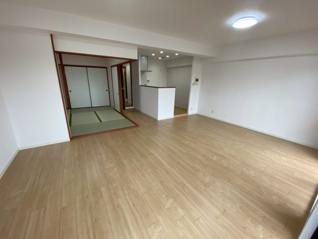 アコール小幡の居間・リビング|バルコニー側より撮影