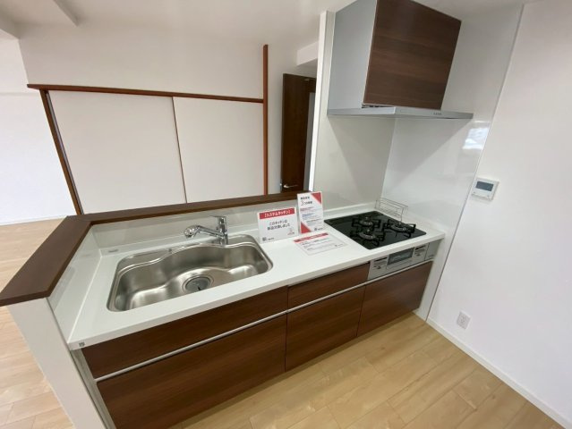 アコール小幡のキッチン|キッチンからリビングを見渡せる、家族とのコミュニケーションも取りやすい設計。