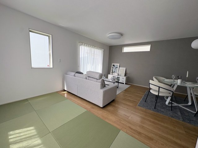 グラファーレ南城市玉城糸数 3期・２号棟の和室|開放感があり、リビングと一体感のあるタタミコーナー４帖