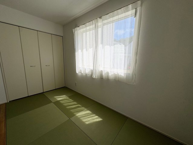 グラファーレ南城市玉城糸数 3期・２号棟の和室|二面採光のタタミコーナー４帖・クローゼット収納付き