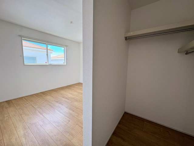 グラファーレ南城市玉城糸数 3期・２号棟の収納|２階主寝室7.75帖に設置された、季節物の入れ替えが楽々なウォークインクローゼット