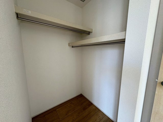 グラファーレ南城市玉城糸数 3期・２号棟の収納|２階主寝室7.75帖に設置された、季節物の入れ替えが楽々なウォークインクローゼット