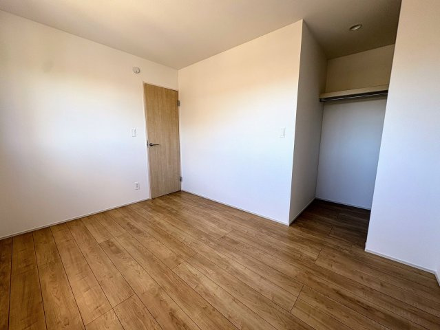 グラファーレ南城市玉城糸数 3期・２号棟の洋室|２階洋室６帖①ウォークインクローゼット付き