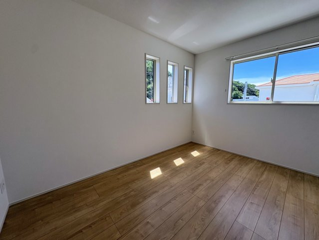 グラファーレ南城市玉城糸数 3期・２号棟の洋室|二面採光の２階洋室６帖①