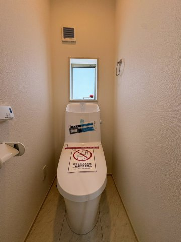 グラファーレ南城市玉城糸数 3期・２号棟のトイレ|２階トイレ・換気窓＆タオルハンガー付き／温水洗浄便座（壁パネル）