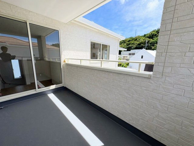 グラファーレ南城市玉城糸数 3期・２号棟のバルコニー|急な雨も安心♪様々な用途に使える広々二面インナーバルコニー