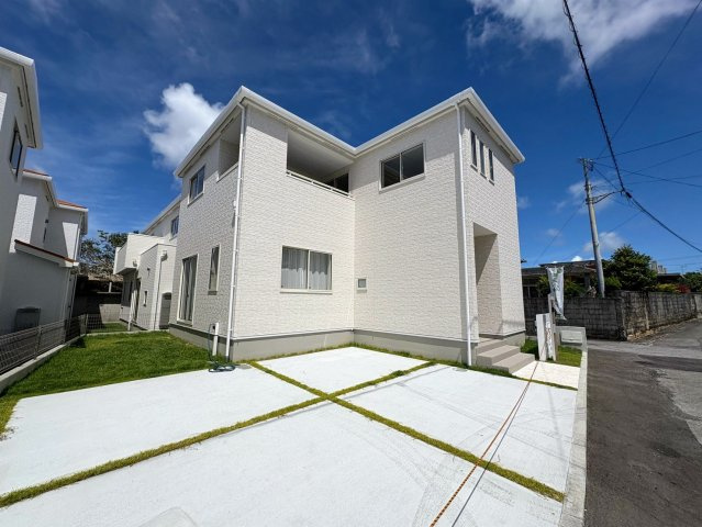 グラファーレ南城市玉城糸数 3期・２号棟の駐車場|並列３台駐車可能スペース付き！（車種要確認）お気軽にお問い合わせください♪