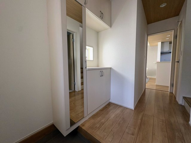 グラファーレ南城市玉城糸数 3期・２号棟の玄関|全身鏡付きのシューズクローゼット／採光＆換気窓付き