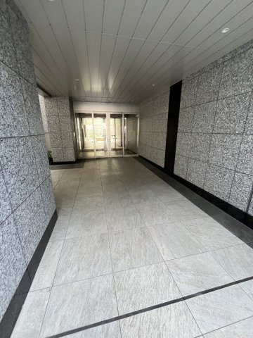 クロスレジデンス飯田橋のエントランス