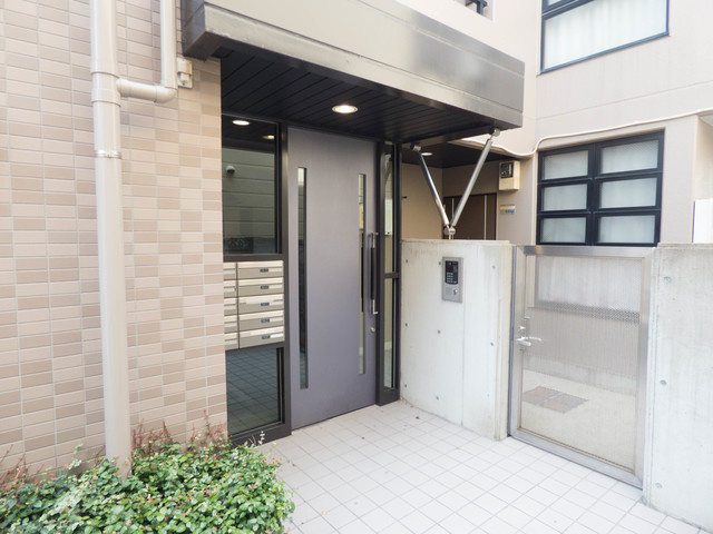 シャルマンＮのエントランス|オートロック・ＴＶモニタホン・防犯カメラ付で安心の防犯設備