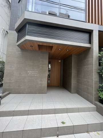 GRANSITE文京湯島のエントランス