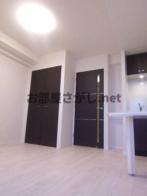 ラフィスタ品川ベイ【ペットOKのデザイナーズ／11月中旬入居可】の居間・リビング