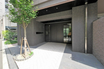 【エントランス】 | La Douceur梅田West | 清潔なエントランスです