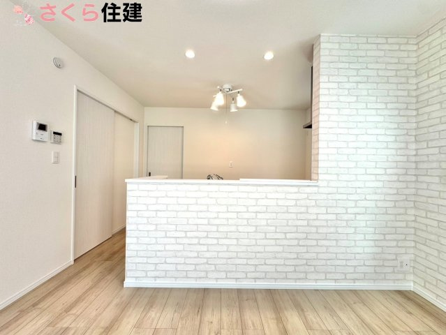 Heartful-Town 　栃木市本町１期　２号棟の居間・リビング|家族の会話が弾み、お料理の間も子どもに目配りが出来る対面式カウンターキッチン♪
