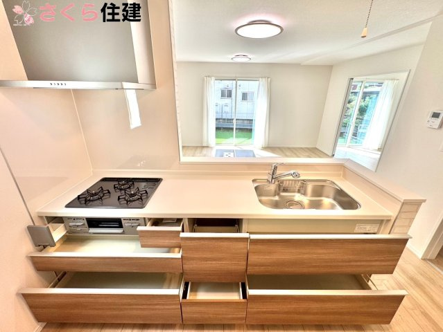 Heartful-Town 　栃木市本町１期　２号棟のその他|キッチン下収納は奥まで引き出せるので、大きく屈まなくても楽に必要なものがパッと取り出せます！