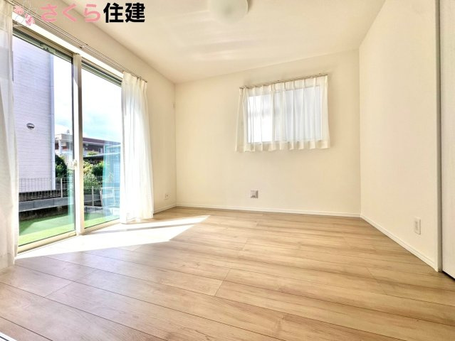 Heartful-Town 　栃木市本町１期　２号棟の洋室|リビング横の洋室は、思い切りお子様が遊べるキッズスペースにぴったり！押入はおもちゃをすっきり収納♪