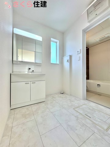 Heartful-Town 　栃木市本町１期　２号棟の洗面所|ゆとりある広さの洗面所。両サイド収納の洗面台で、二人ならんで同時の身支度もスムーズです。