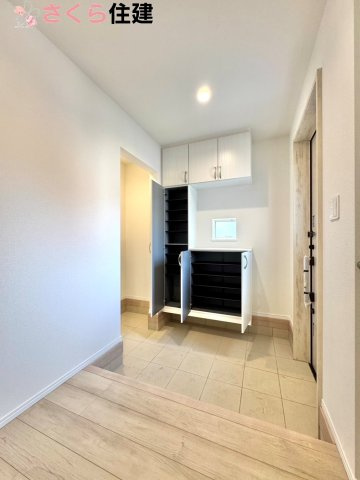 Heartful-Town 　栃木市本町１期　２号棟の玄関|玄関がいつも片づく大型シューズボックス。お子様の靴のサイズが大きくなっていっても安心の広々スペース！