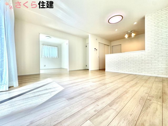 Heartful-Town 　栃木市本町１期　２号棟の居間・リビング|広々16.2帖LDLは南向きで日当たり良好。ゆったりとした時間の流れる開放的なくつろぎの空間
