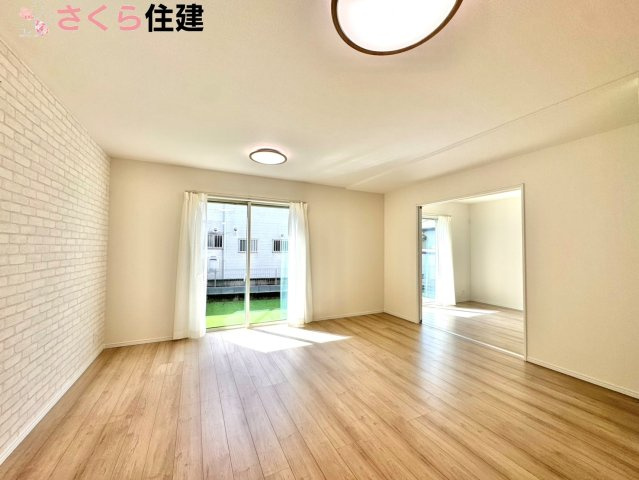 Heartful-Town 　栃木市本町１期　２号棟の居間・リビング|16.2帖LDKはキッチンで家事をしながらでもお子様に一対一で向き合える時間が作れます！！
