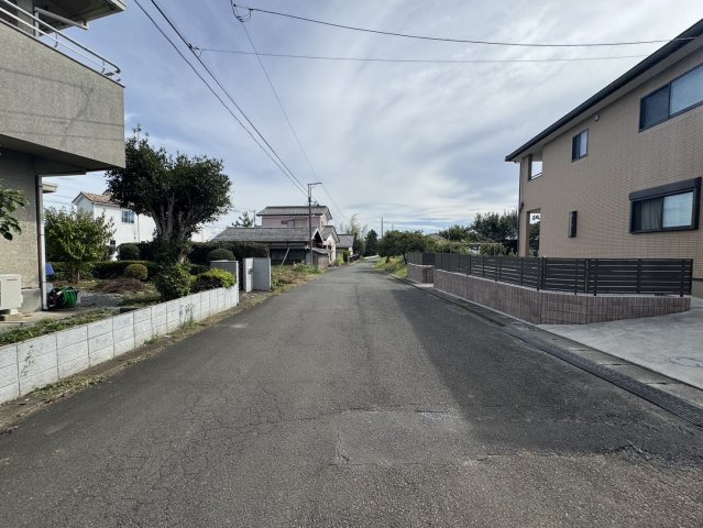 広々とした豪華な戸建て♪広大な土地　越生町上野の前面道路含む現地写真|前面道路含む現地写真です