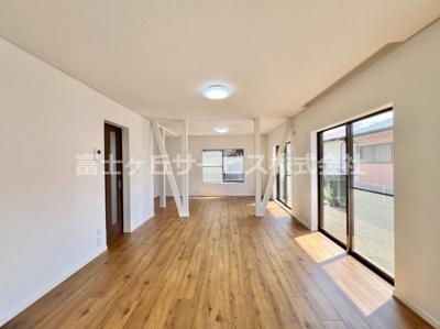 【居間・リビング】 | 三島市徳倉 中古戸建て | 約22.5帖のリビングダイニングです