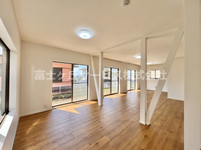 【居間・リビング】 | 三島市徳倉 中古戸建て | こちらの居間で趣味の時間をお楽しみください