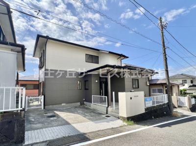 【外観】 | 三島市徳倉 中古戸建て | 駐車並列2台可能、リフォーム済み再生住宅が月々7万円台から登場！庭付きでガーデニングやBBQも楽しめます！スーパーやドラッグストアまで車約3分！