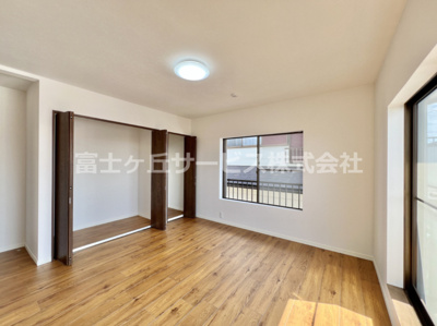 【寝室】 | 三島市徳倉 中古戸建て | 約8.5帖の寝室です