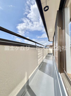 【バルコニー】 | 三島市徳倉 中古戸建て | 暖かな日差しのふりそそぐバルコニー