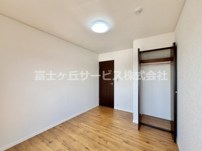 【洋室】 | 三島市徳倉 中古戸建て | 約5.5帖の洋室です