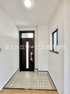 【玄関】 | 三島市徳倉 中古戸建て | 落ち着いた玄関です