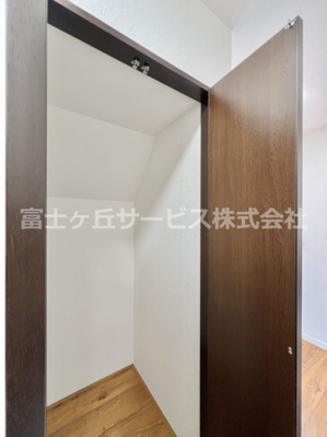 【収納】 | 三島市徳倉 中古戸建て | 玄関横の収納です