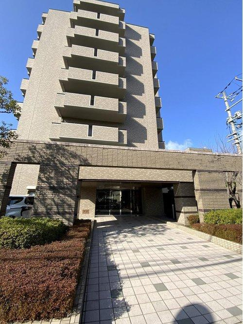 サーパス西町の外観|サーパス西町　３階　３LDK　日当たりのよい21.3帖のLDK、各部屋6帖のゆとりある間取りです。ぜひ現地にてご覧ください。