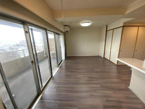 アルファステイツ母衣町Ⅱの居間・リビング|17.2帖のLDK！陽当たり良好！
※家具消し加工したイメージ写真となります。