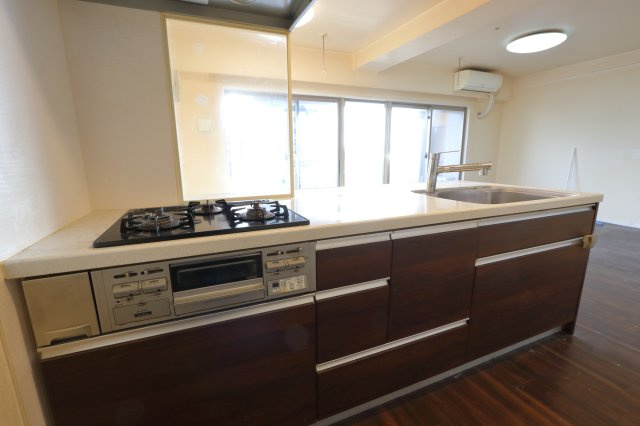 アルファステイツ母衣町Ⅱのキッチン|カウンターキッチンなのでリビングにいるご家族と会話を楽しみながらお料理ができます！