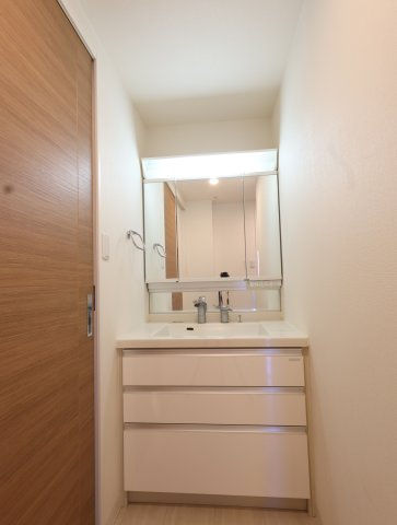 アルファスマート東福原の独立洗面台|三面鏡の裏には小物を入れるのに便利な収納があります！