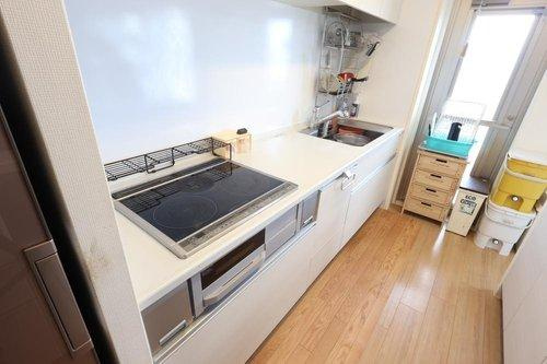 アルファスマート東福原のキッチン|安心のIHクッキングヒーター！
キッチンからバルコニーへ出ることができます！