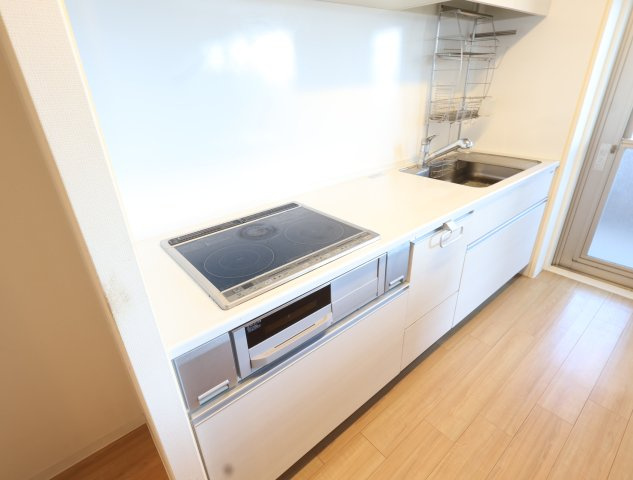 アルファスマート東福原のキッチン|安心のIHクッキングヒーター！
キッチンからバルコニーへ出ることができます！