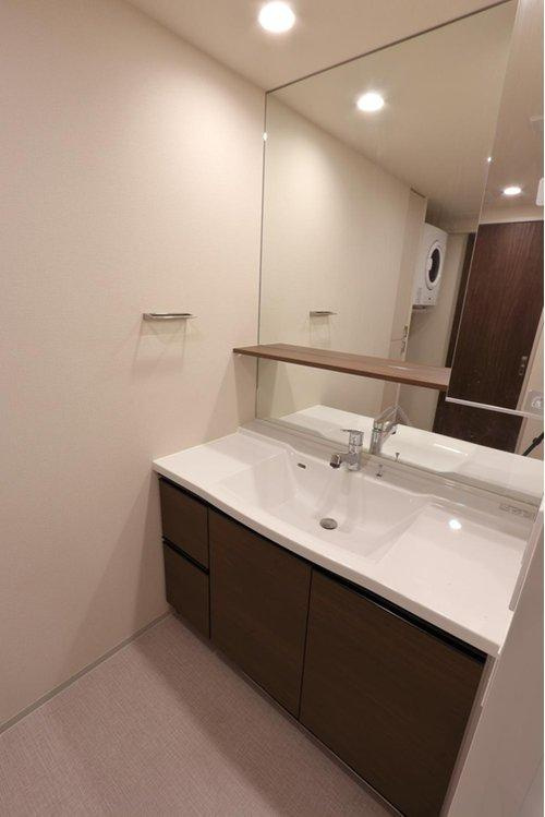 アルビオ・ガーデン南吉方の洗面所|鏡裏にも収納がございます。使い勝手の良い広々洗面台