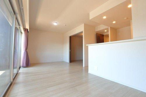 アルビオ・ガーデン南吉方の居間・リビング|16.6帖のLDK！アウトポール設計なのでスッキリとしていて広くお使いいただけます！