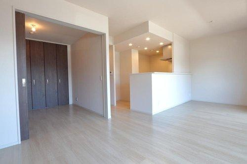 アルビオ・ガーデン南吉方の居間・リビング|吊り戸でレールのない建具なので開放すれば洋室とLDKが一体利用で広々空間♪