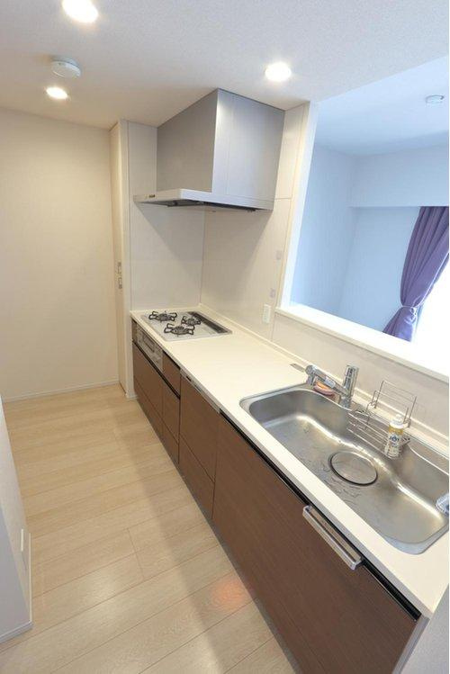 アルビオ・ガーデン南吉方のキッチン|棚の底板等にもホーローパネルを使用。