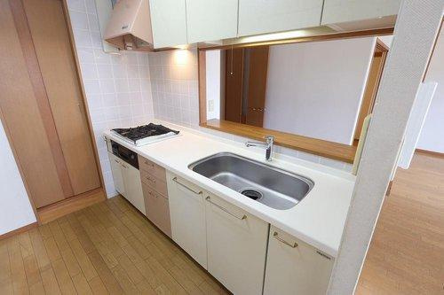 サーパス旗ヶ崎のキッチン|脱衣所と連動