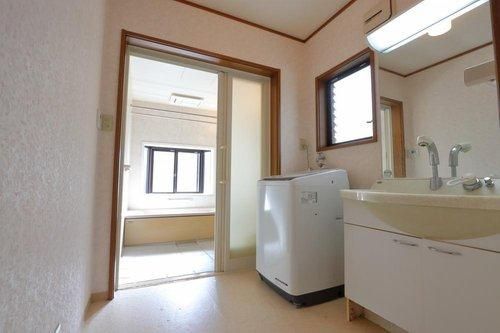 松江市古志原1丁目の洗面所|シャワー付洗面化粧台を完備した広々とした洗面所。
窓が付いているため明るく、換気も良好な洗面所は、清潔感を保ちやすい快適な空間です。