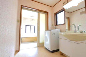 松江市古志原1丁目の洗面所|シャワー付洗面化粧台を完備した広々とした洗面所。
窓が付いているため明るく、換気も良好な洗面所は、清潔感を保ちやすい快適な空間です。