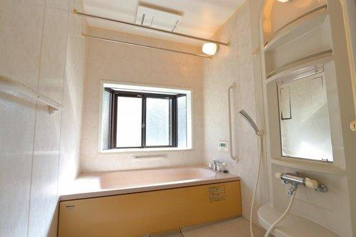 松江市古志原1丁目の浴室|窓が付いているため、光が差し込み明るく、換気も良好な浴室です。浴室乾燥機も完備しているため、雨の日や夜間でも洗濯物を乾かすことができ、梅雨の時期や冬場も安心です。