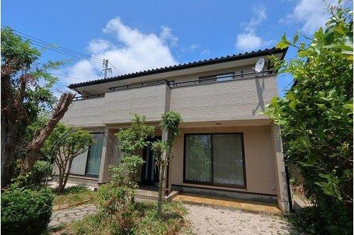 松江市古志原1丁目の庭|陽当たり良好なこのお庭は、まさに開放感あふれるプライベート空間です。
晴れた日には、デッキチェアに座って読書を楽しんだり、お子様やペットとのびのびと遊んだり、様々な用途で活用できそうですね！