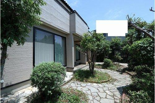 松江市古志原1丁目の庭|梅、みかん、レモン、キウイ、ブルーベリーといった多種多様な果実の生る木が植栽されています！四季折々の収穫が楽しめ、採れたてのフレッシュなフルーツを毎日の食卓に添える贅沢を味わえます。