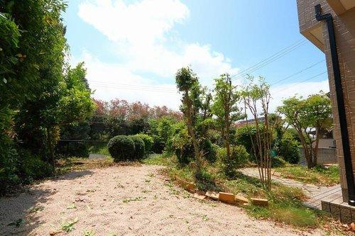 松江市古志原1丁目の庭|お庭には家庭菜園スペースがあります。
お子様と一緒に土いじりを楽しむことで、食育にも繋がり、季節の移ろいを身近に感じる豊かな暮らしが実現！
都会の喧騒を忘れ、土と触れ合う心穏やかな時間を過ごしませんか